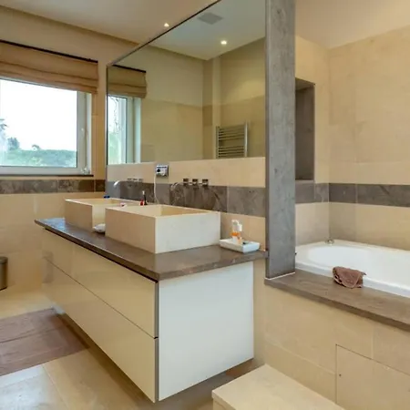 Villa Maresia Large Spacious Villa And Pool Vila